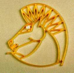 Spilla a forma di testa di cavallo in Oro 18 kt. Con le criniera al vento, un brillante per l'occhio 