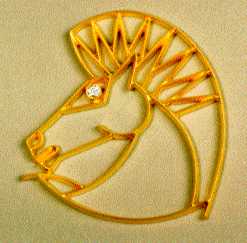 Spilla a forma di testa di cavallo in Oro 18 kt. Con le criniera al vento , un brillante per l'occhio.